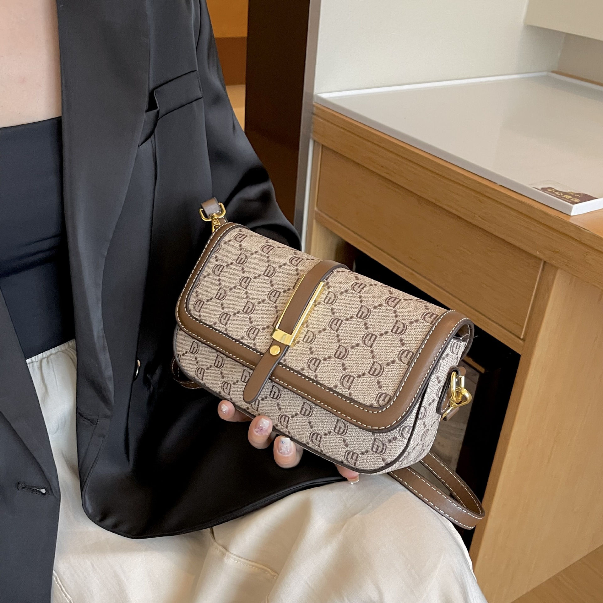 High-End-Damentasche, trendige Damentasche, modische kleine Tasche, Retro-Druck-Handtasche, Umhängetasche, leichte Luxus-Umhängetasche_voghion.com