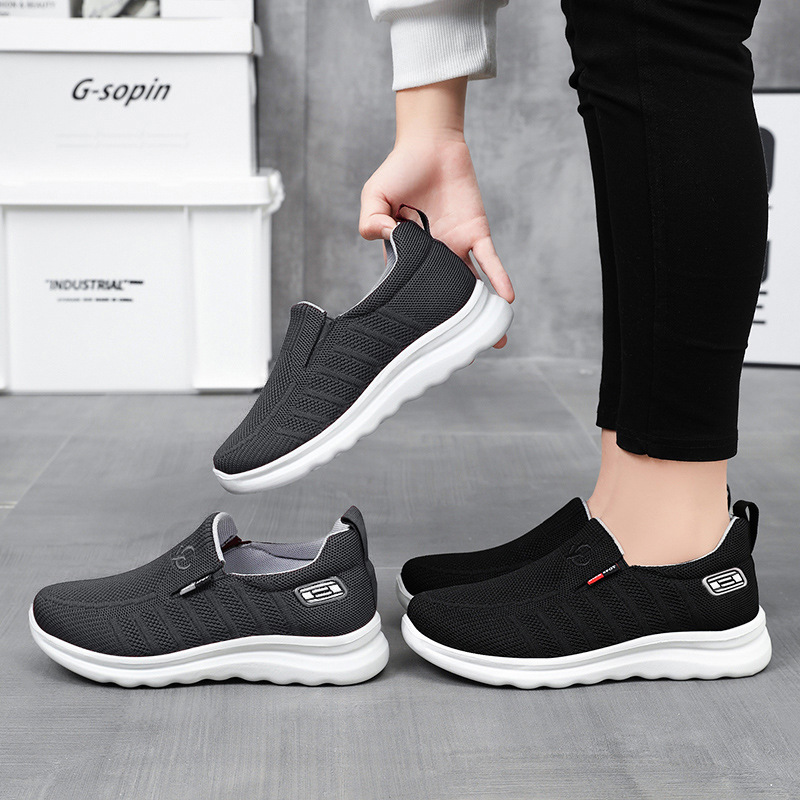 Viejos zapatos de tela de Beijing para hombres 2025 verano nuevo al por mayor deportivo ocio transpirable con suela suave zapatos de pareja