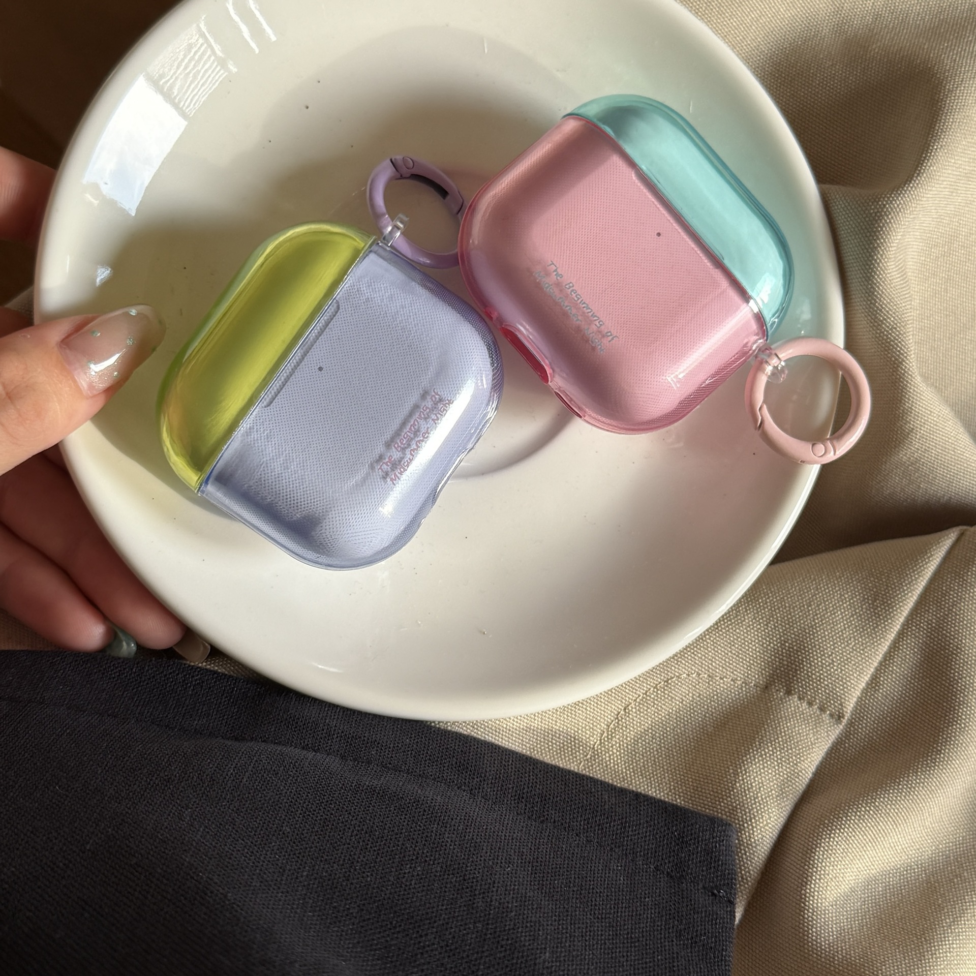 Ichki uslubdagi yarim shaffof, rangsiz inglizcha dizayn, Apple AirPods 4-avlod va AirPods Pro 3 quloqchinlari uchun mos keladi.