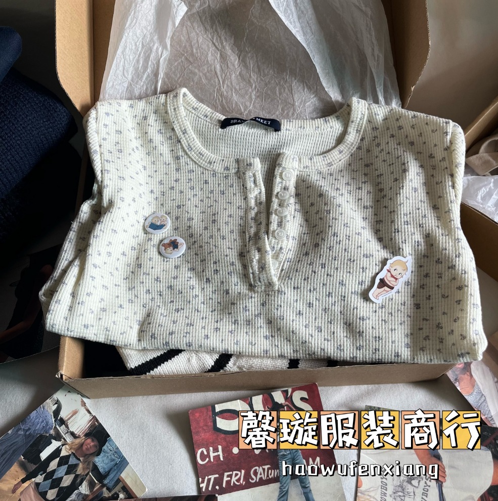 BM estilo nuevo estilo americano waffle cinco botones camisa de fondo floral de manga larga Camiseta cuello redondo botón superior image 5