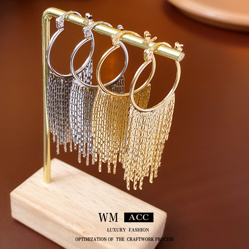 Oro Real electrochapado ronda borla oreja hebilla pendientes de metal de estilo frío pendientes de moda europea y americana pendientes personalizados para las mujeres al por mayor