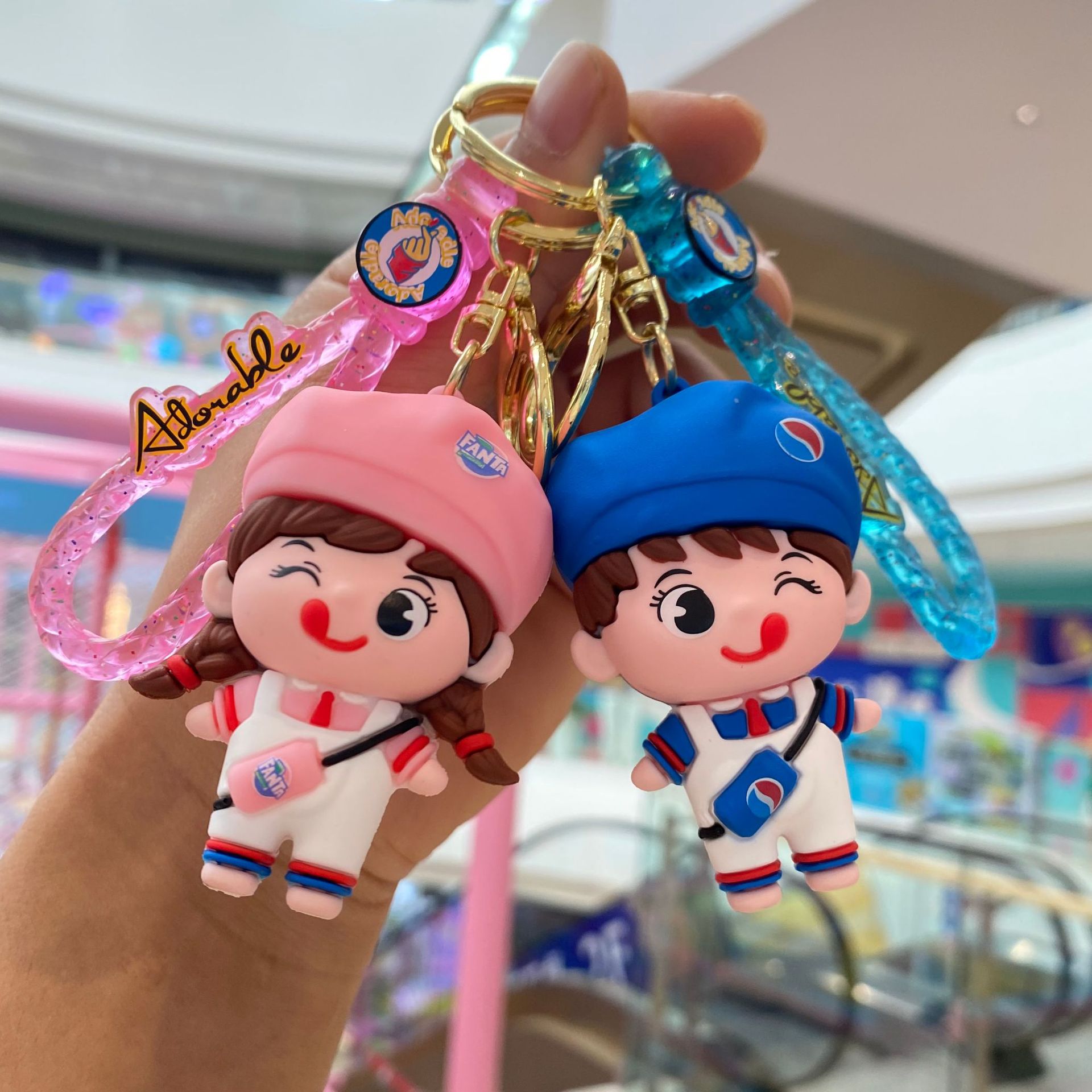 Dibujos Animados bebida soda pareja llavero lindo muñeca mochila colgante llavero bebé captura máquina pequeño regalo al por mayor