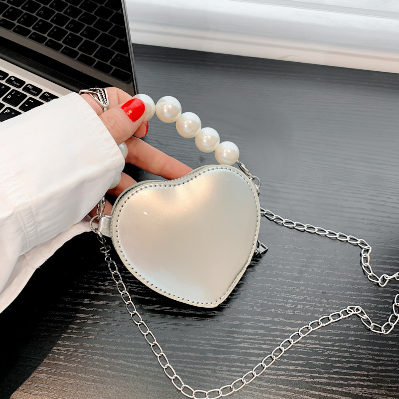 Bolsa mini retrô moderna para mulheres, nova moda verão 2022, bolsa transversal de ombro em formato de coração com corrente de pérolas, elegante e estilosa._voghion.com