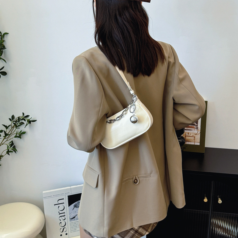 Bolso de brazo plateado de fuego para mujeres 2024 nuevo estilo de verano de lujo ligero nicho de alta calidad cadena bolso de mano para mujeres