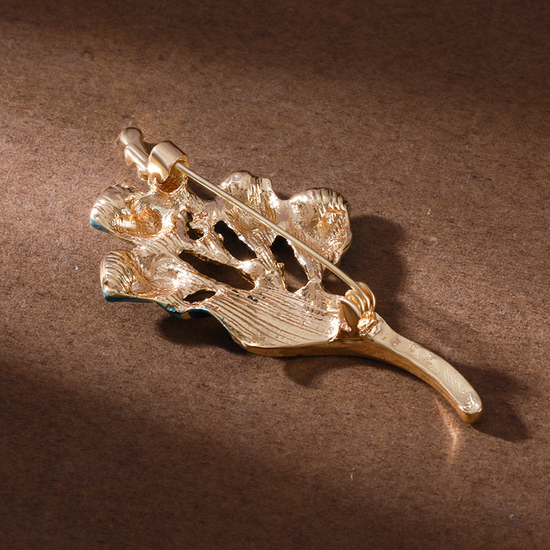 Elegante roos broche voor dames, corsage met diamanten accent_voghion.com