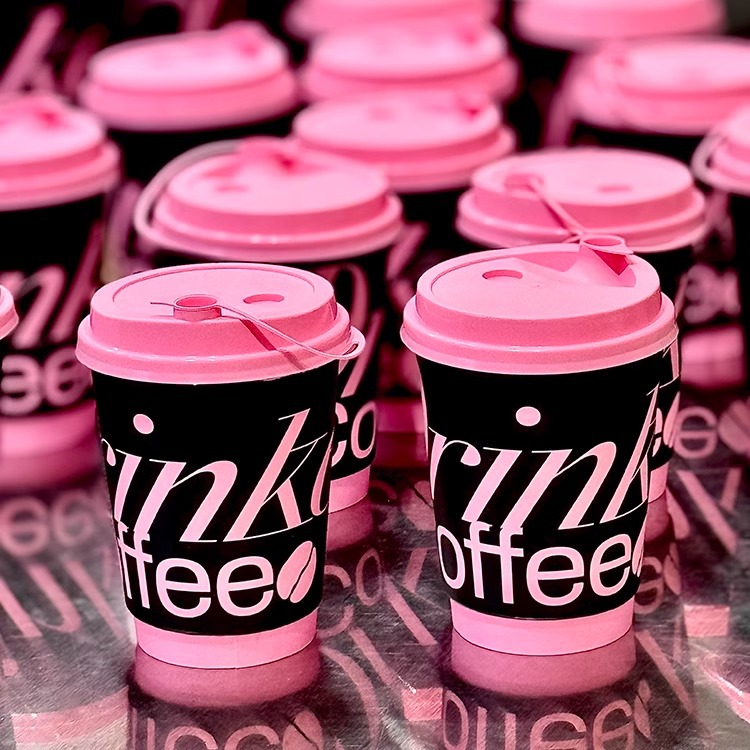 Red negro polvo dulce taza de café de papel de viento fresco taza de té de leche desechable con cubierta comercial para llevar taza de bebida caliente gruesa