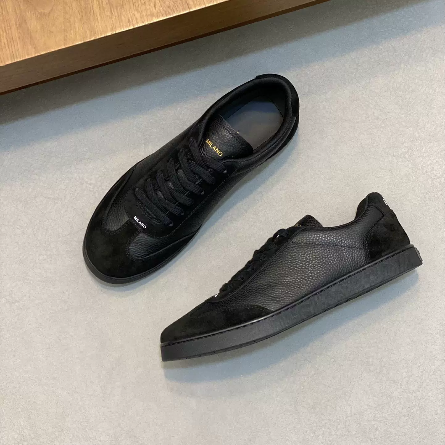 Европейские повседневные белые туфли из натуральной кожи для мужчин, белые кроссовки на шнуровке, новые туфли на плоской подошве, мужская обувь для вождения и путешествий.