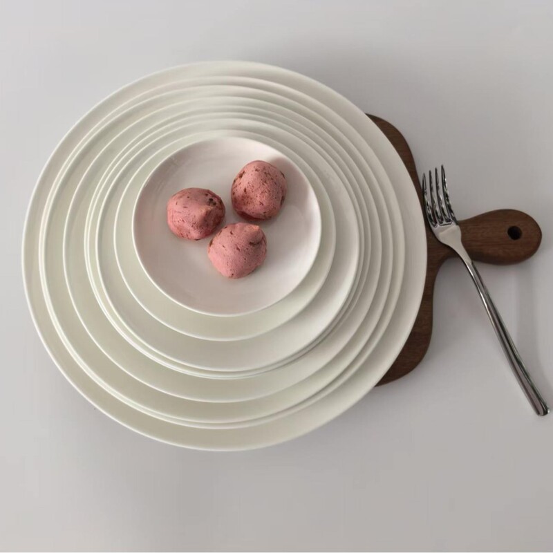 Simple pure white bone china ceramic plate for home and commercial use, snack plate, microwave safe, underglaze color moonlight flat plate