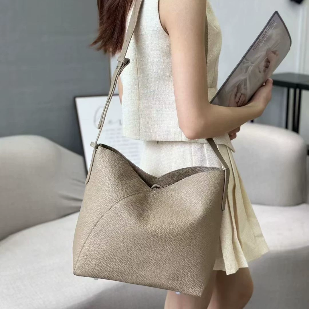 [Переведено]Capacious one-shoulder bag, genuine leather
