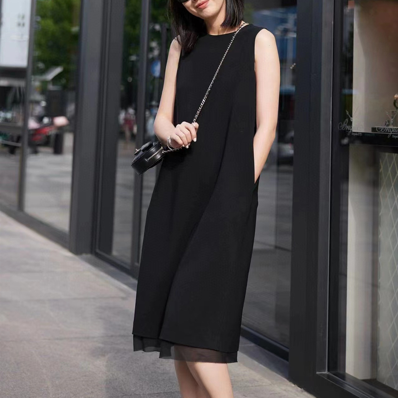 Elegant summer dress with sleeves with a round collar sleevless