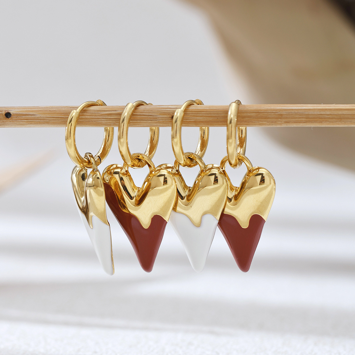 TENA Europa y los Estados Unidos pendientes de acero inoxidable lujo ligero nicho versátil amor mano goteo pendientes de aceite para mujeres no desvanecerse venta caliente