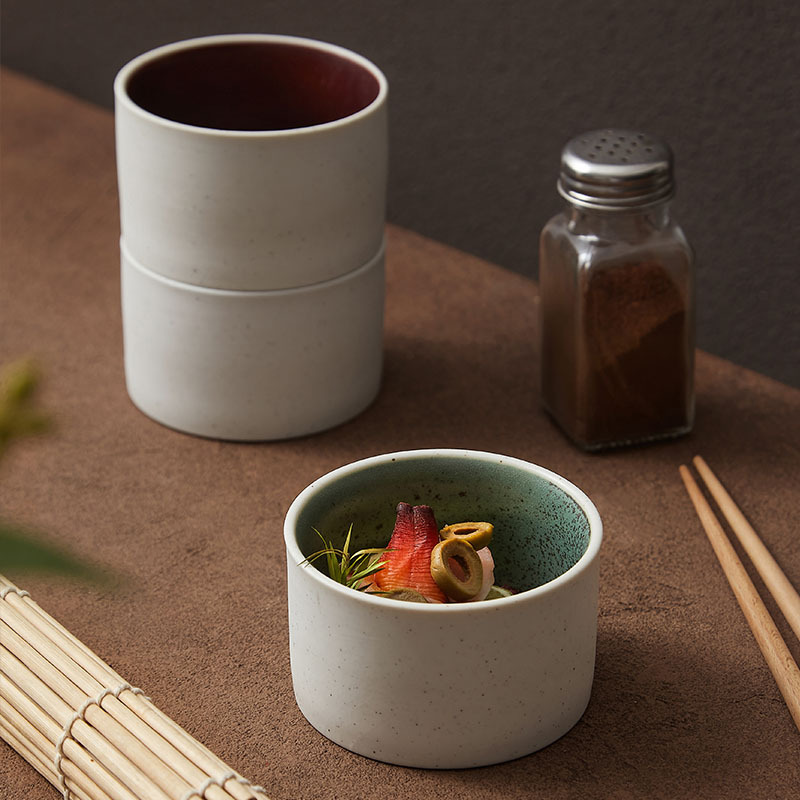 El estilo japonés original y simple de pimienta, platos de sal, platos de postre, condimentos, platos de ensalada de frutas, platos de arroz y cubiertos