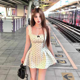 白色初恋吊带连衣裙子女夏季2025新款法式蕾丝边波点绝美气质短裙