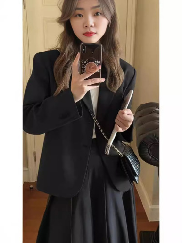 Spring and Autumn Petite Blazer for Women: Trendy Short, Slim-Fit, Elegant Top—Perfect for Casual, Commuter, and Professional Looks