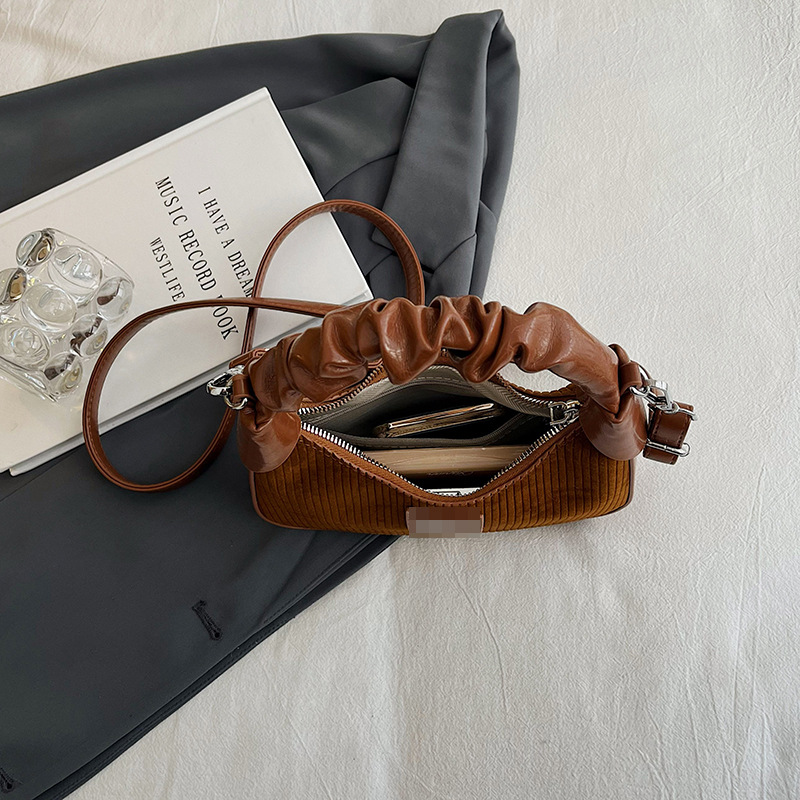 Bolsos de axila populares transfronterizos para mujer 2025 nuevo bolso de bola de masa de moda retro bolso de mensajero de un solo hombro plisado de terciopelo