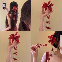 赤い花のフリンジヘアクリップのサイドに女性の雰囲気を感じさせます。