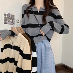 Polo襟のストライプのニットの早い秋の新型の婦人服のデザイン感の短いタイプの独特な韓国系のchiの独特な上の服