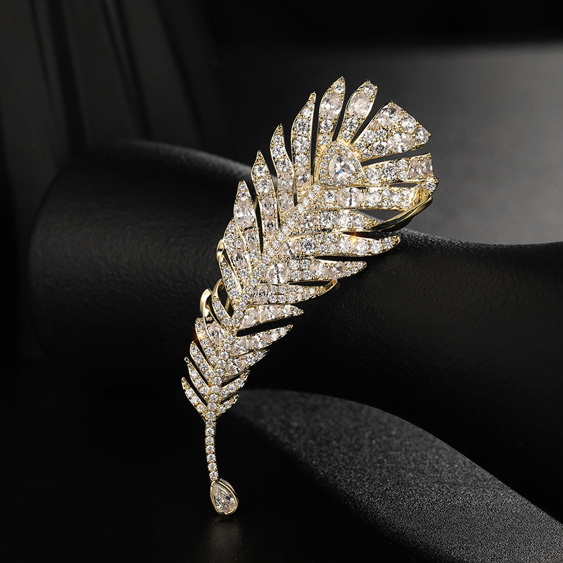 Spilla di lusso con piuma in zircone intarsiato in rame Spilla per abito Accessori per spille_voghion.com
