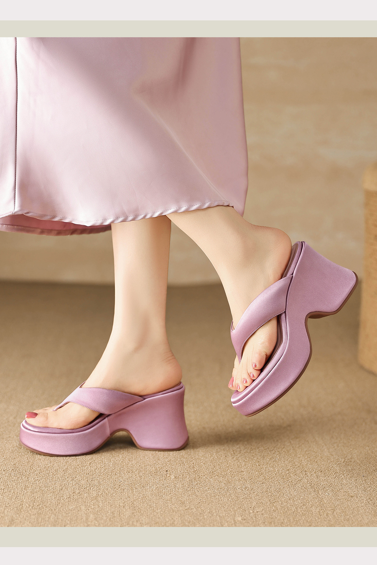 Dép sandal nữ xỏ ngón đế bệt, quai lụa mềm, đế tăng chiều cao nhẹ — màu đen, màu tím, màu mơ chi tiết 1