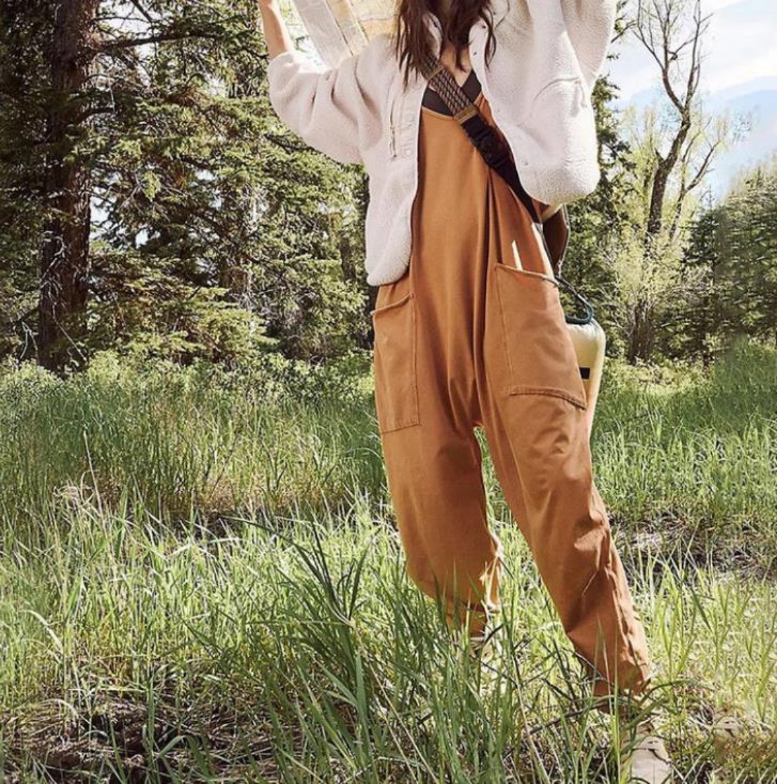2022 Nueva estación independiente europea y americana transfronteriza Sling de mujer con cuello en V mono color sólido bolsillo suelto pantalones recortados