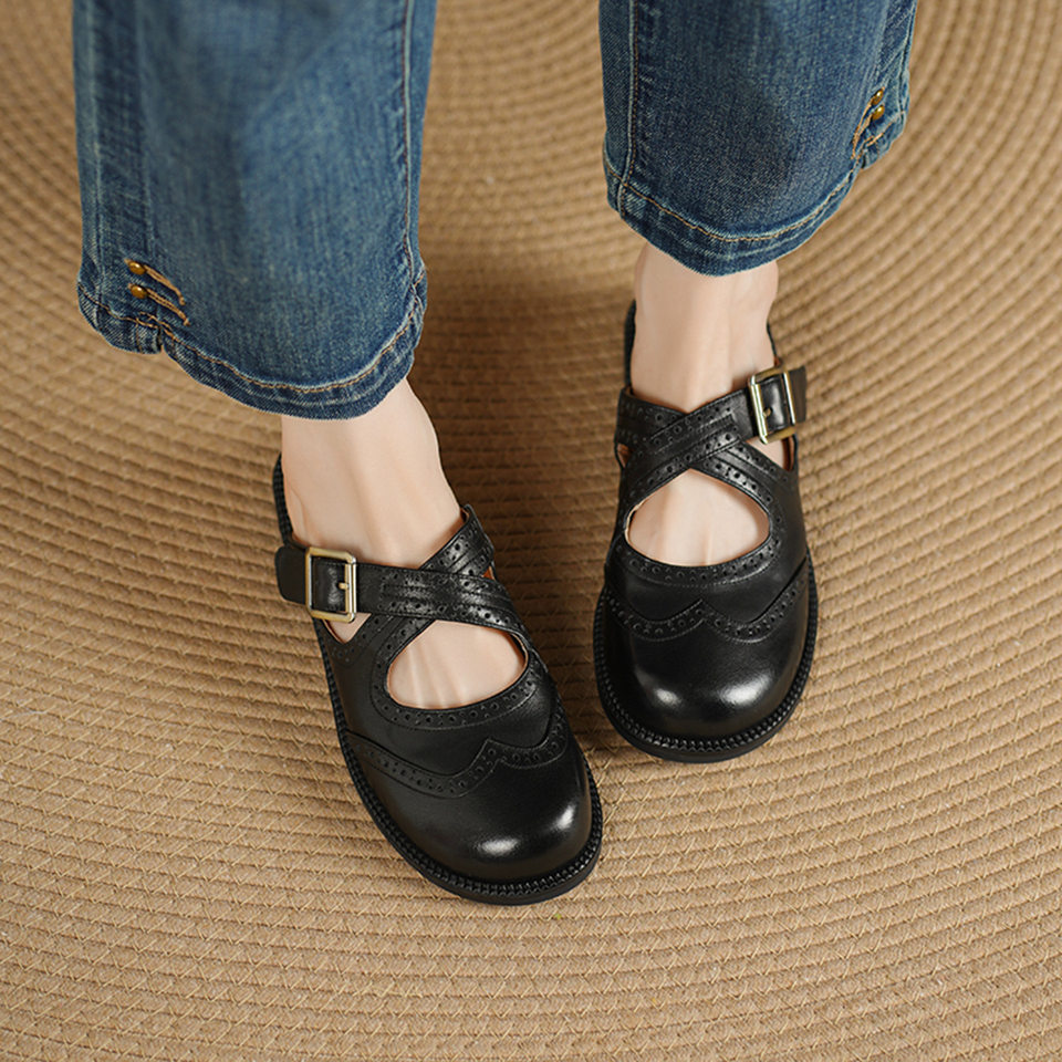 Dép sandal nữ da bò mũi trùm đế bằng, quai chéo chạm trổ cổ điển — đen