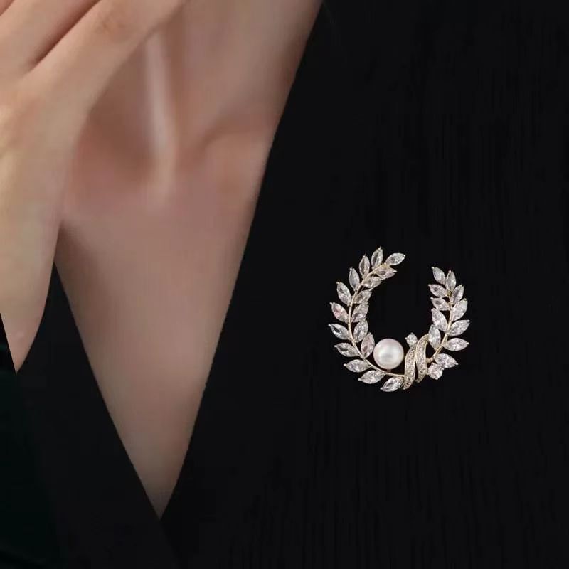 Elegant Coat Brooch Women's Pearl Luxury All-match Cardigan Sweater Suit Corsage Fixed Clothes Pin