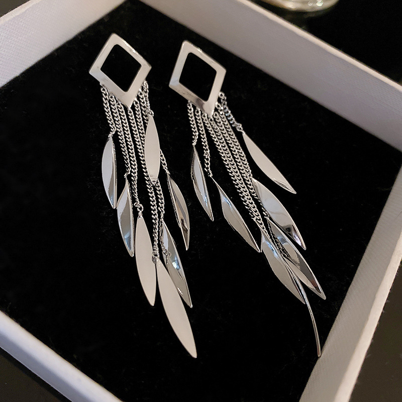 Pendientes de suministro de mercado nocturno de agujas de plata Pendientes de moda coreana en vivo Pendientes de estilo caliente Pendientes de lujo ligero Mujeres de alta gama