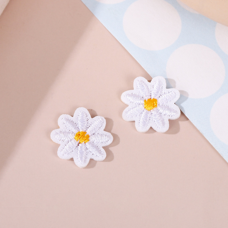 かわいいデイジーの花の布パッチ DIY 服の穴埋め補助材料 刺繍布パッチ 靴、帽子、バッグ用刺繍布パッチ|undefined