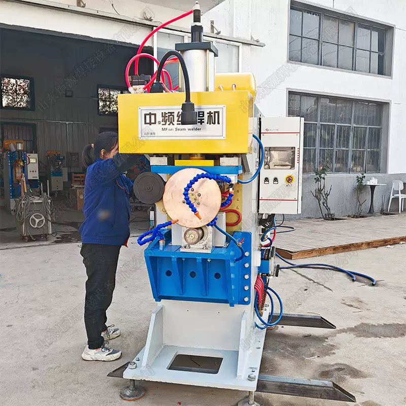 山东炬源中频滚焊机滚轮式金属油箱电阻焊机镀锌铁板油箱焊接设备