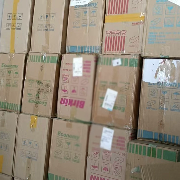 Углы поврежденной цветочной грязи сжимают цветочную грязь