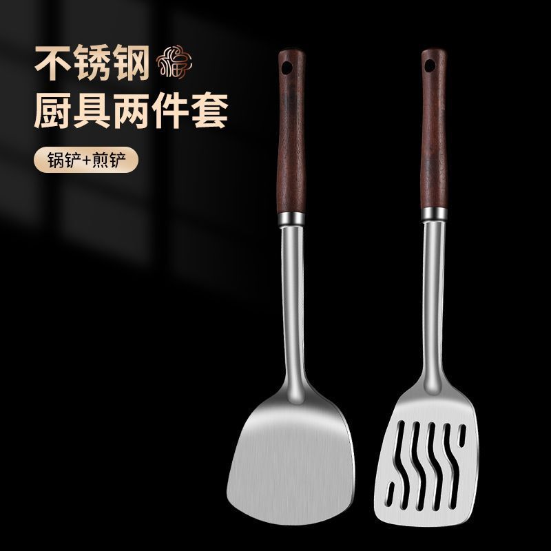 ステンレスのフライパンを厚くして炒めます。鉄のシャベルは家庭用キッチンで、炒め物のスプーンが漏れています。|undefined