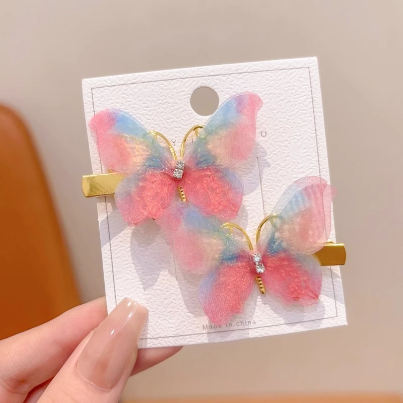 7 ¿ un par de horquillas de mariposa graduadas en rosa y azul