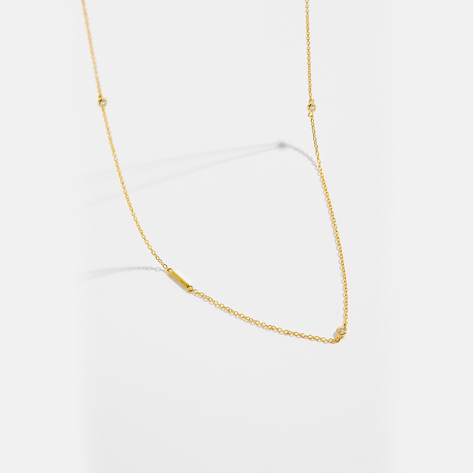 Collar con el alfabeto inglés de 26 letras para mujer, plata de ley S925, cadena de clavícula elegante y brillante, joyería nueva y popular en stock, venta al por mayor