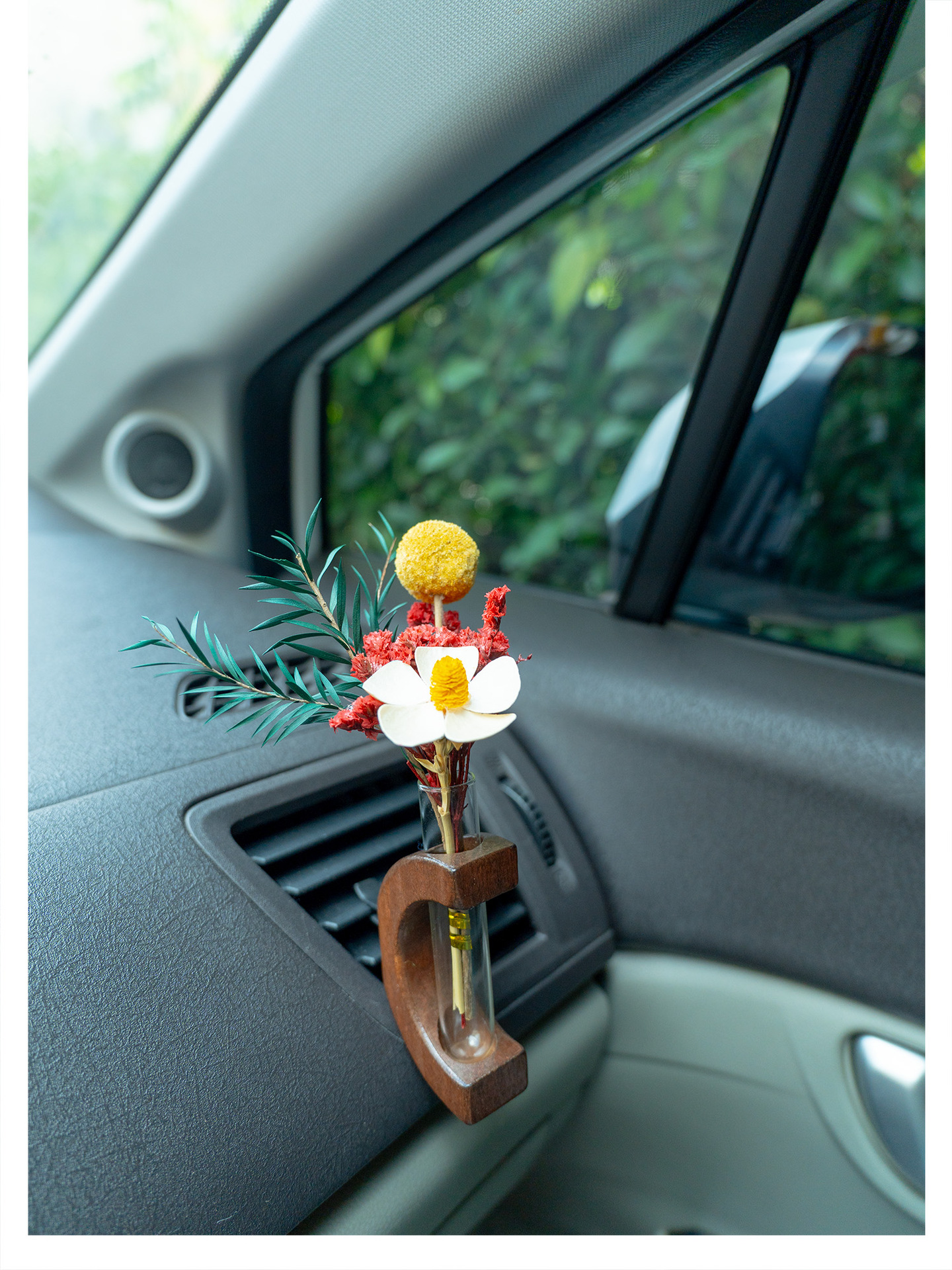 Car Air Outlet Vase Flower Arrangement Aromatherapy Perfume Ornaments Center Console Hydroponic Solid Wood Car Decorations Couple Model