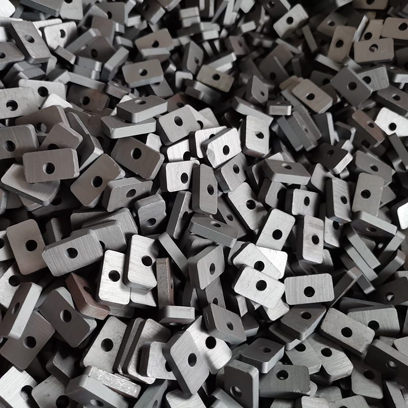 厂家生产F23.5*13.5*5带孔方块浴室门吸磁铁 黑色铁氧体 吸石磁铁