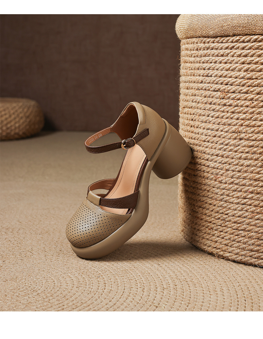 Sandal nữ da cừu mũi trùm đục lỗ quai ngang khóa một chữ gót thô 7.5 cm — màu trắng ngà chi tiết 17