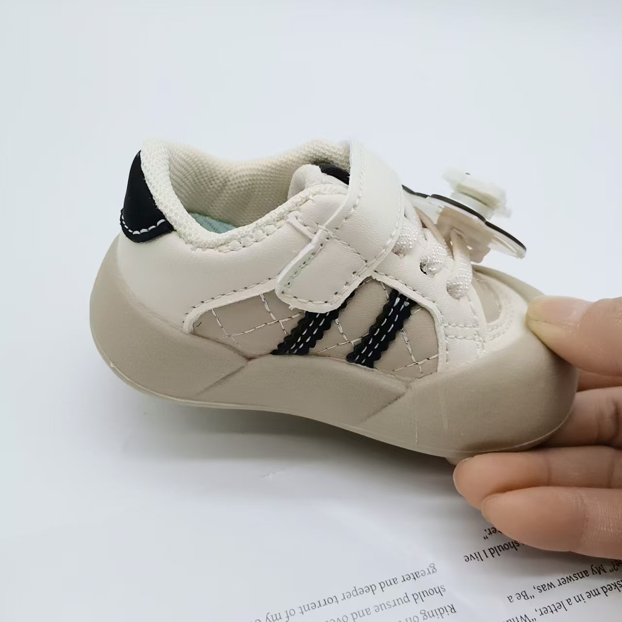 2025 otoño nuevos zapatos deportivos de bebé de mujer zapatos de cuero casuales para niños zapatos de zapatos para niños antideslizantes con suela suave