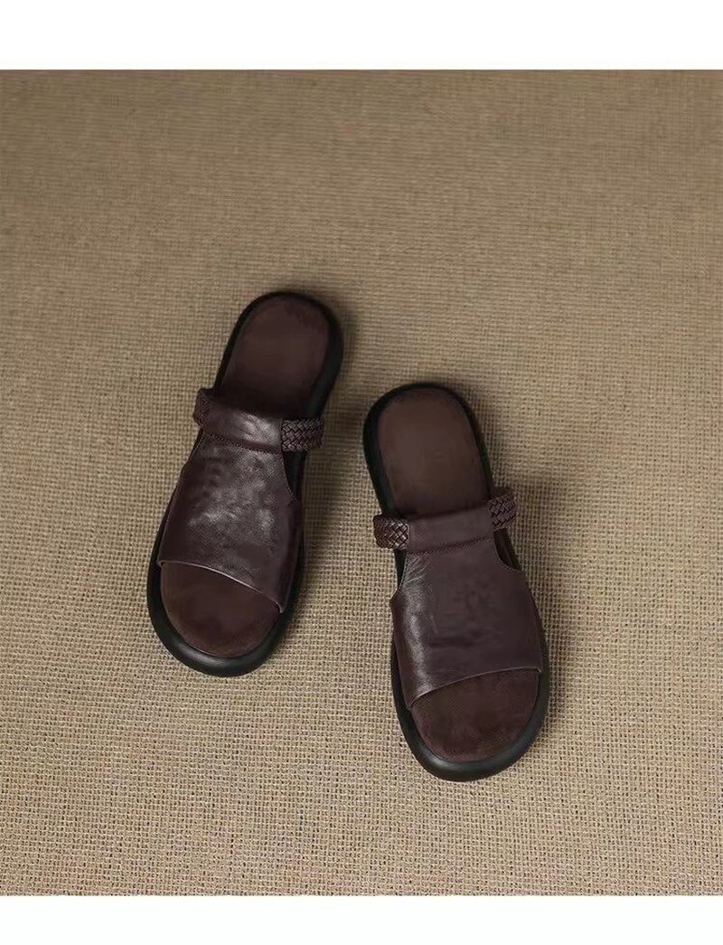 2026 nuevo estilo de verano de cuero suave muffin casual multifuncional simple casual antideslizante zapatillas en forma plana para mujeres