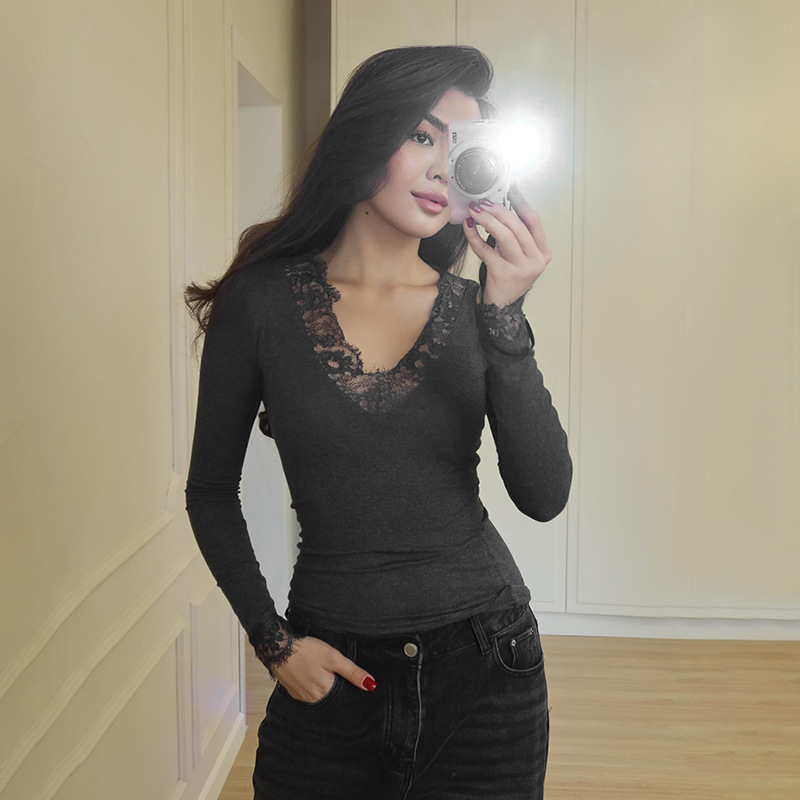 Camicia donna con scollo a v e dettagli in pizzo per autunno_voghion.com