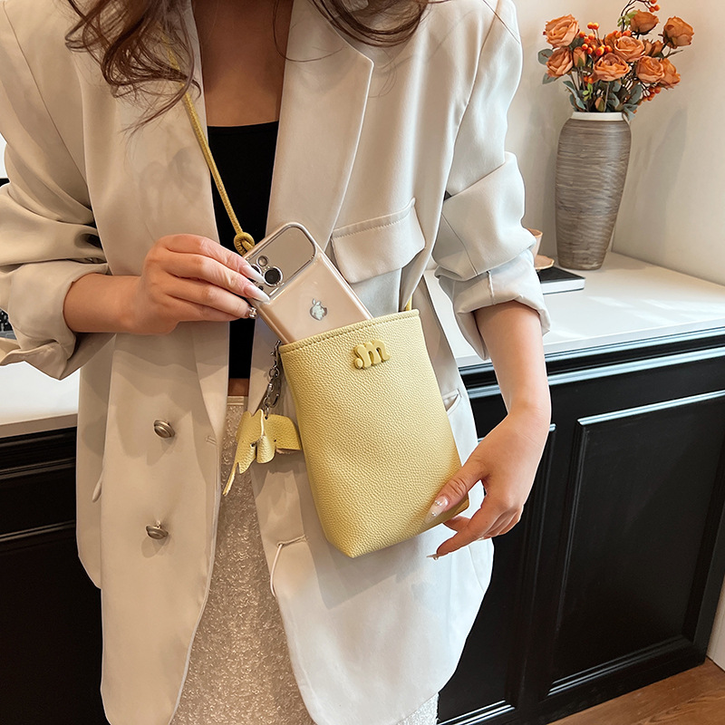 2024 nuevo mini bolso de mujer estilo coreano europeo y americano retro bolso de moda simple macarón bolso de teléfono móvil casual