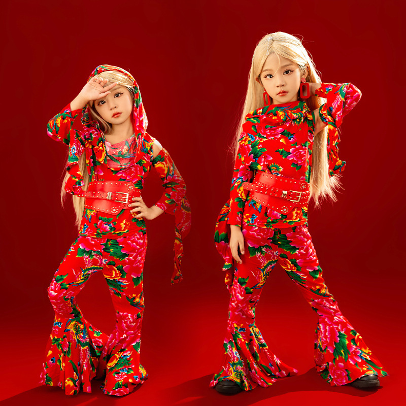 Northeast big flower girl 70 80 s theme retro Hong Kong style nostalgic horn suit dopamine studio photo