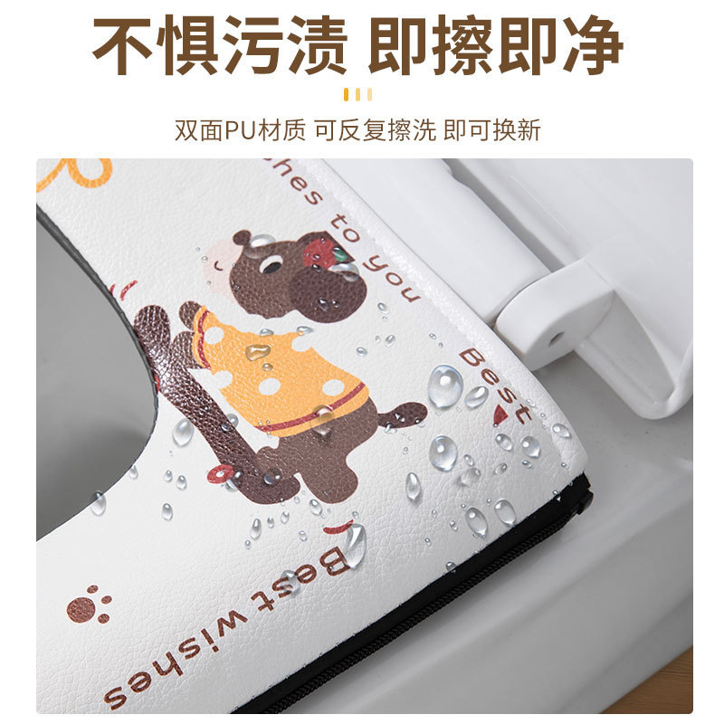 香薫はトイレマットを手にして、四季通用防水汚れに強いトイレットマットの便座の座布団を持っている|undefined