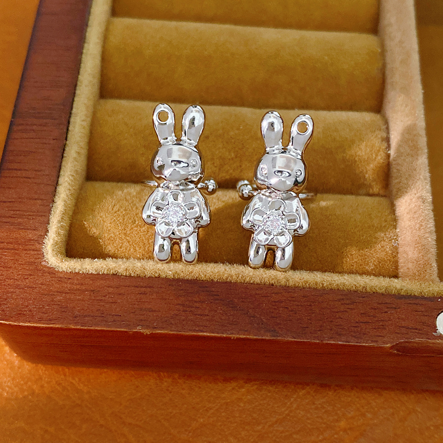 Flores de piedra de piedra de conejo orejas para mujeres sin agujeros de orejas personalidad fría pendientes de viento ligero lujo alta sensación de auriculares al por mayor