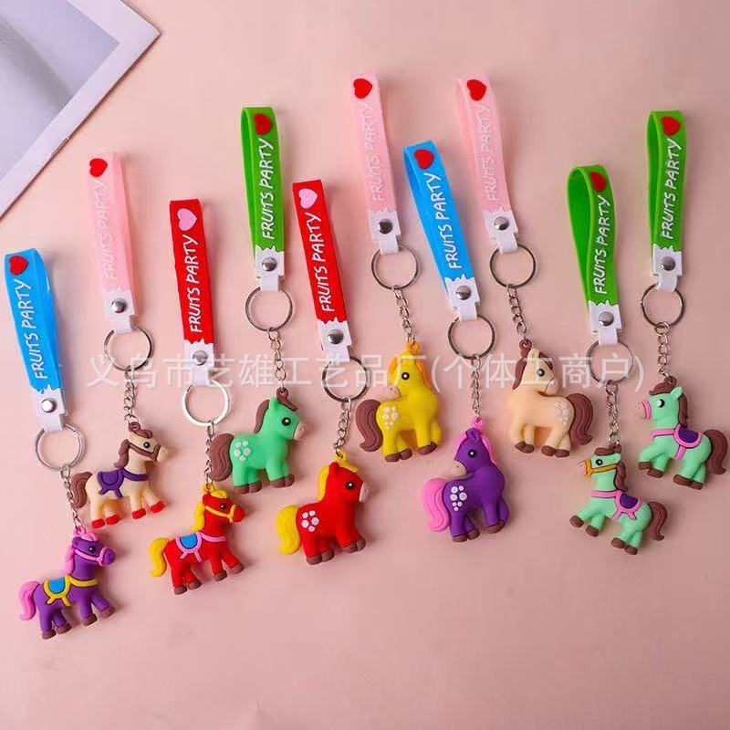 Nuevo estilo de dibujos animados de PVC huevo llavero de fiesta muñeca pequeña decoración creativa pegamento suave adorable colgante al por mayor