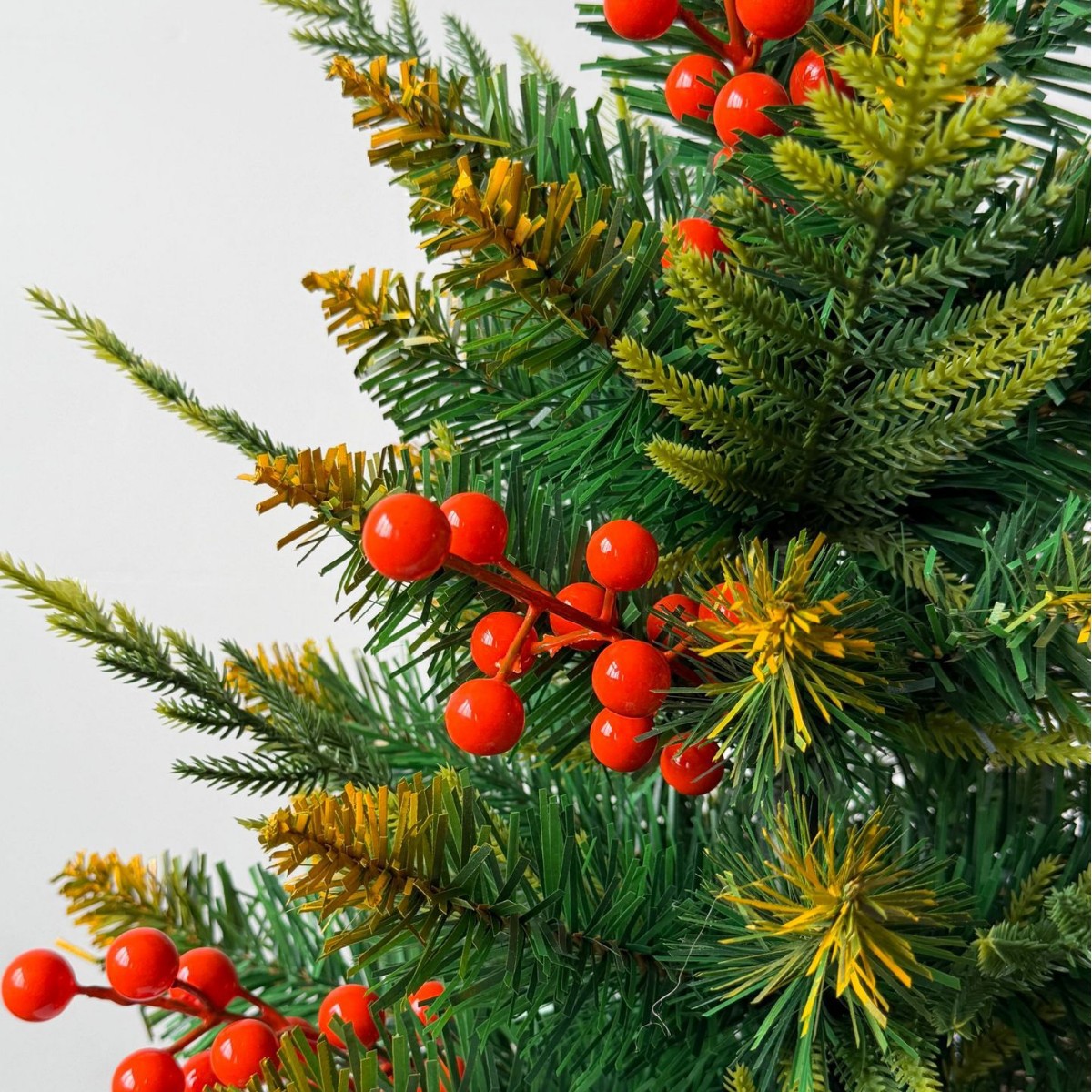 Amazon mezcla de árbol de Navidad mezclado aguja de pino 45 / 60CM árbol de Navidad más fruta roja decoración de Navidad