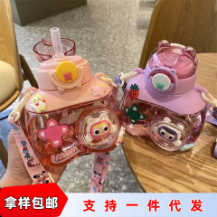 2025 夏の新しい子供のプラスチック製ウォーターカップ漫画ストローカップ学生屋外ストラップポータブルスポーツウォーターボトル