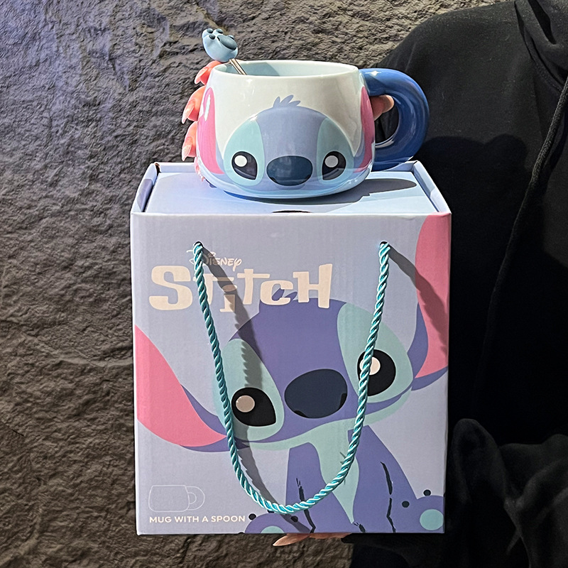 Caja de regalo de taza de cerámica Stitch con cuchara de taza de marca creativa con alto valor de cara con tapa de mano al por mayor