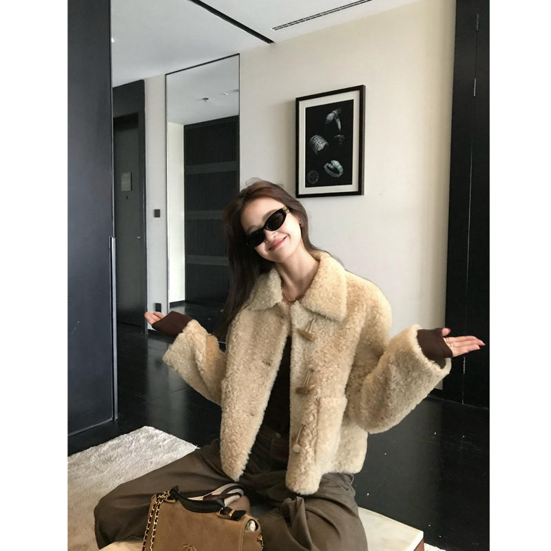 短款牛角扣全羊毛皮草外套女2025秋冬时尚羊羔毛毛绒大衣