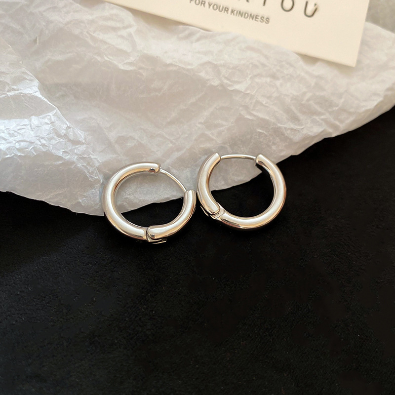 Pendientes brillantes redondos de lujo ligero europeos y americanos Pendientes de temperamento de moda retro Pendientes de todo fósforo de personalidad femenina