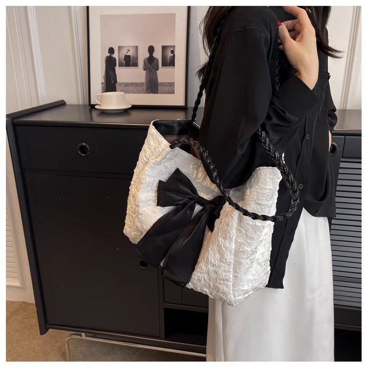 Large-capacity bow bag for women, 2023 new trendy, fashionable and sweet single-shoulder bag, student commuting tote bag undefined